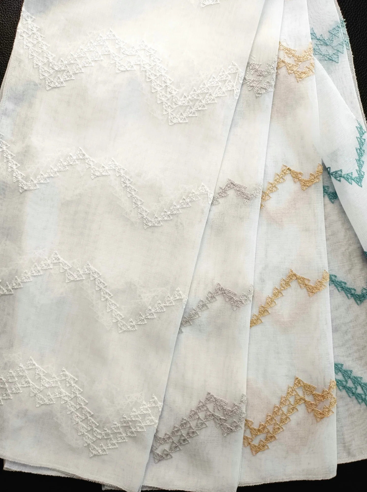 Tela de cortina Cortina de poliéster 100% Dolly Sheer con bordado de tela para el hogar