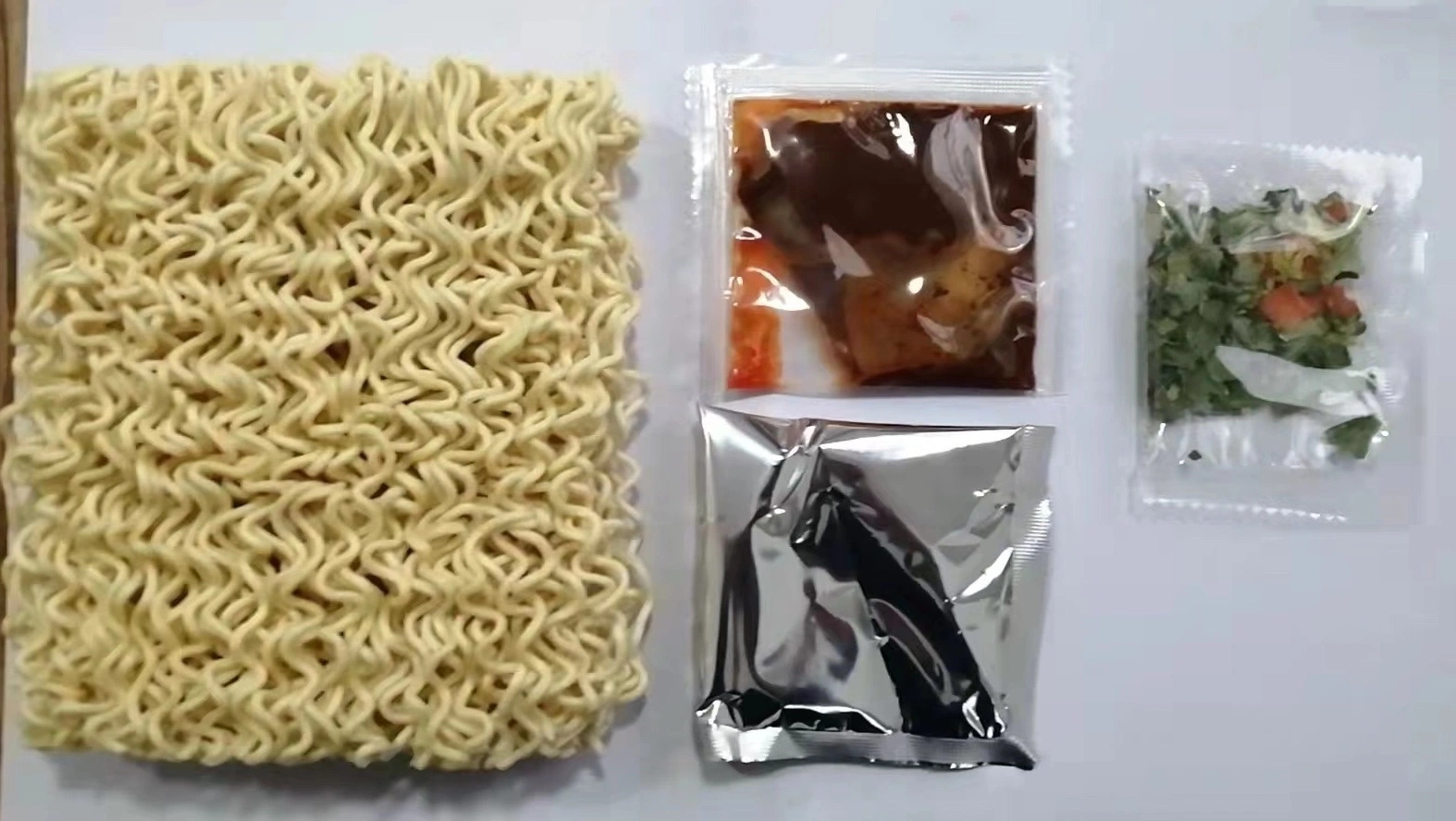 Fabricante chino de carne halal OEM sabor Grueso Fideos Instantáneos Ramen