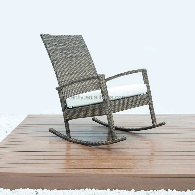 Chaise à bascule en rotin de loisirs de jardin, mobilier de jardin extérieur en osier résistant aux intempéries avec coussins.