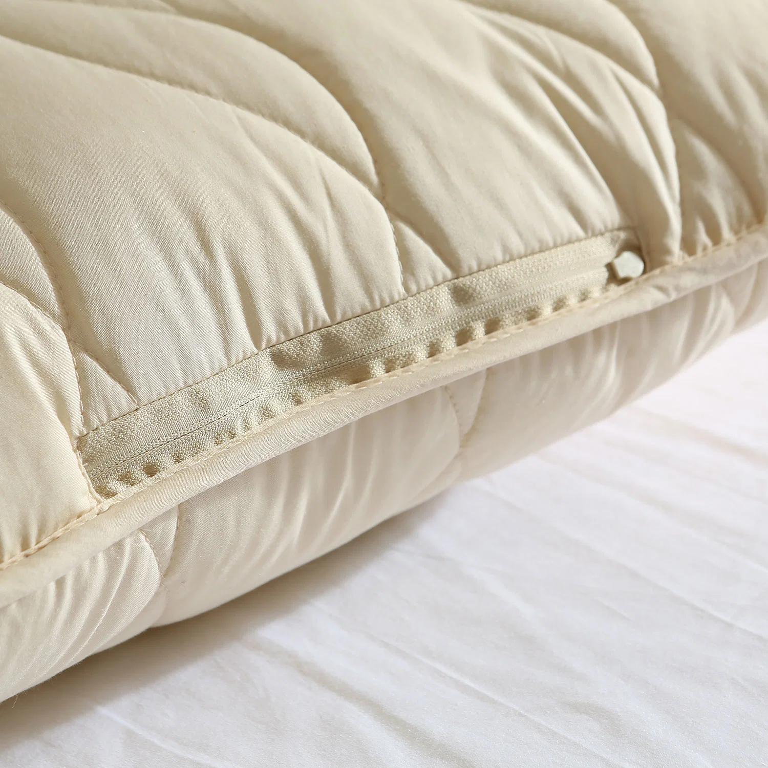 Luxury Environmental Bamboo Cotton Polyester Pillow for Home Use