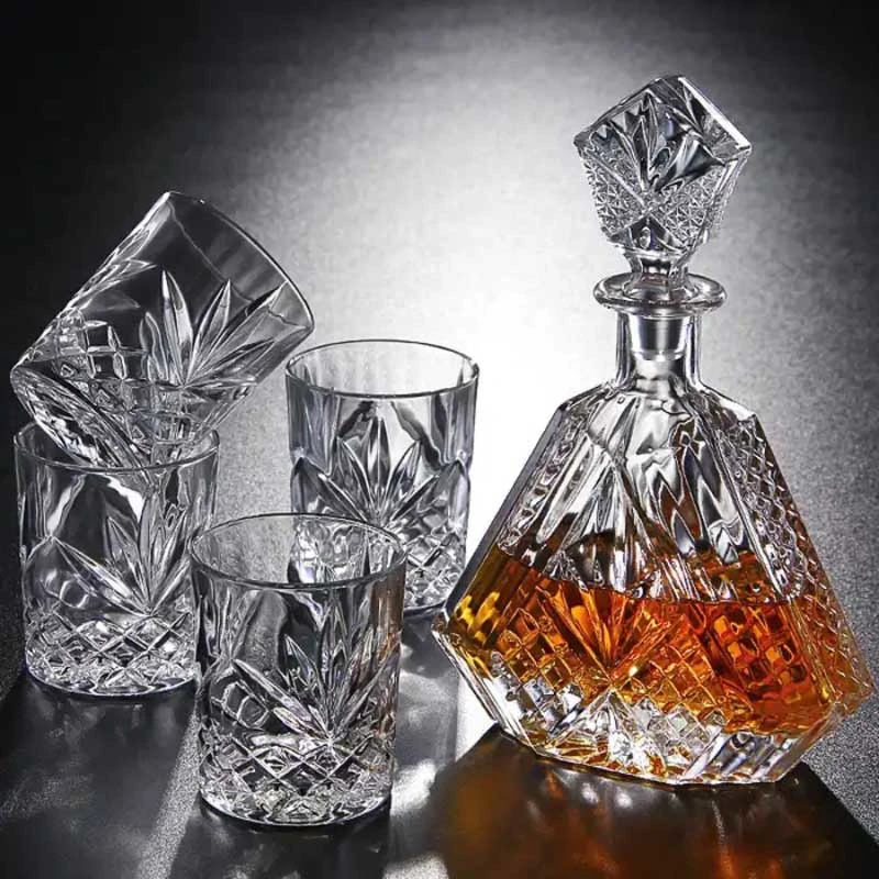 precio de fábrica en forma singular espíritu elegante botella de licor de Vodka whiskey Whisky 700 Ml el frasco de cristal cráneo creativo Botella de cristal para beber agua jugo licor