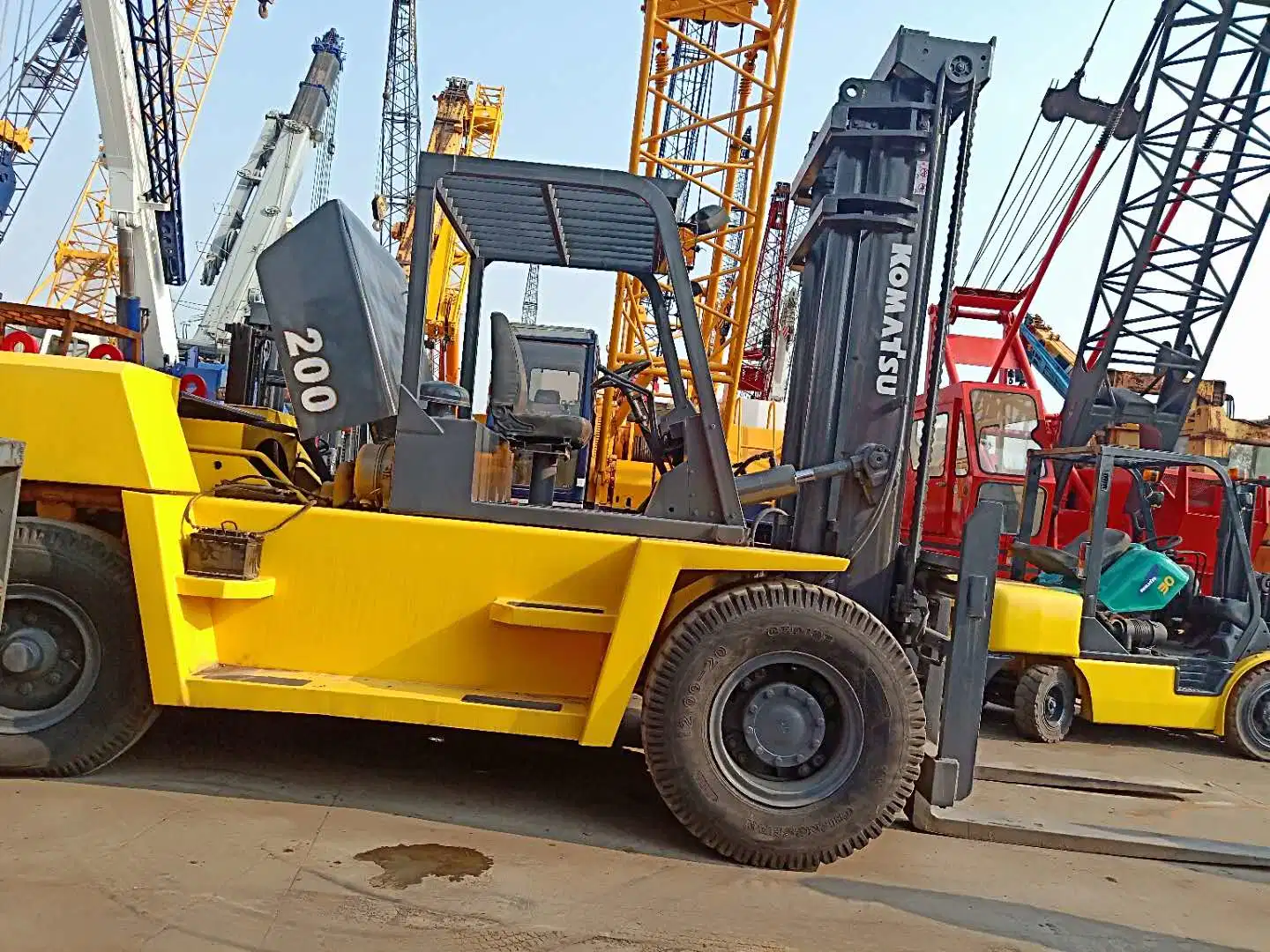 Moyen de levage d'Empilage chariot élévateur à fourche à palettes FD200 attachment élévateurs diesel Komatsu 20tonne