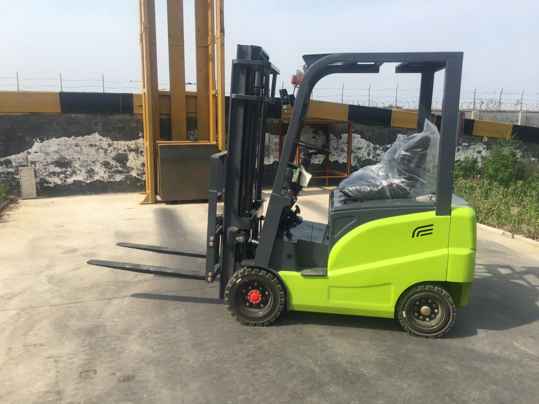 Forklift Truck Electric Forklift Battery Power Truck Lifting 1500kg