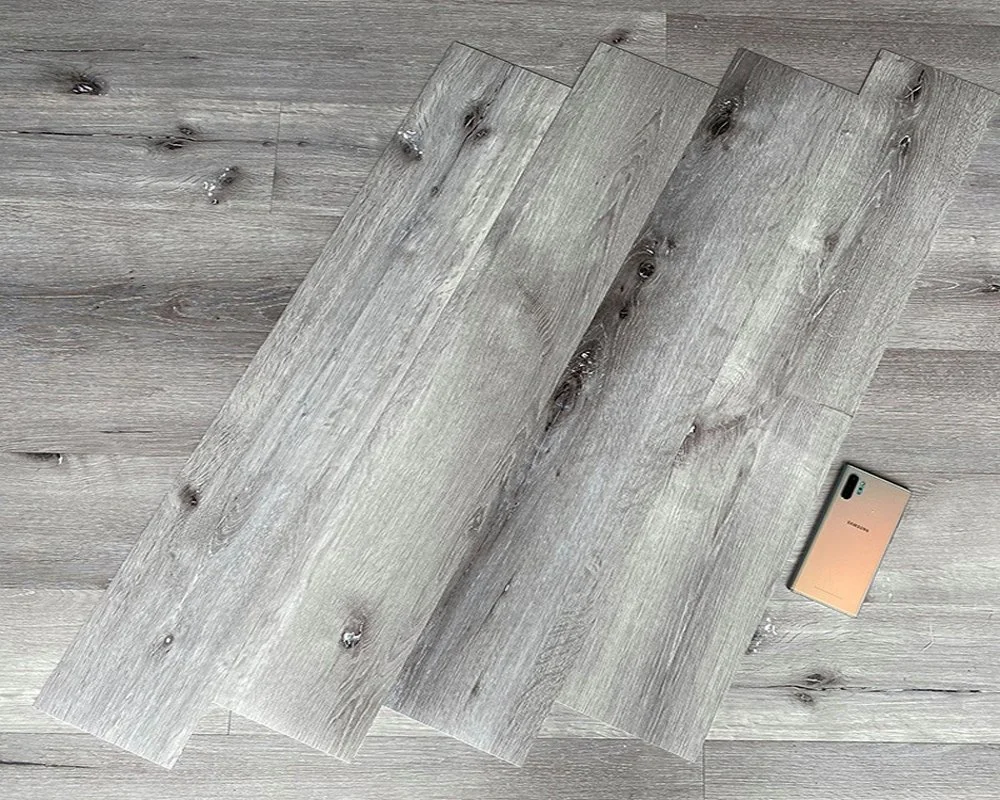 A China por grosso e auto-adesivo Lvt pisos de madeira pisos de vinil PVC Plank