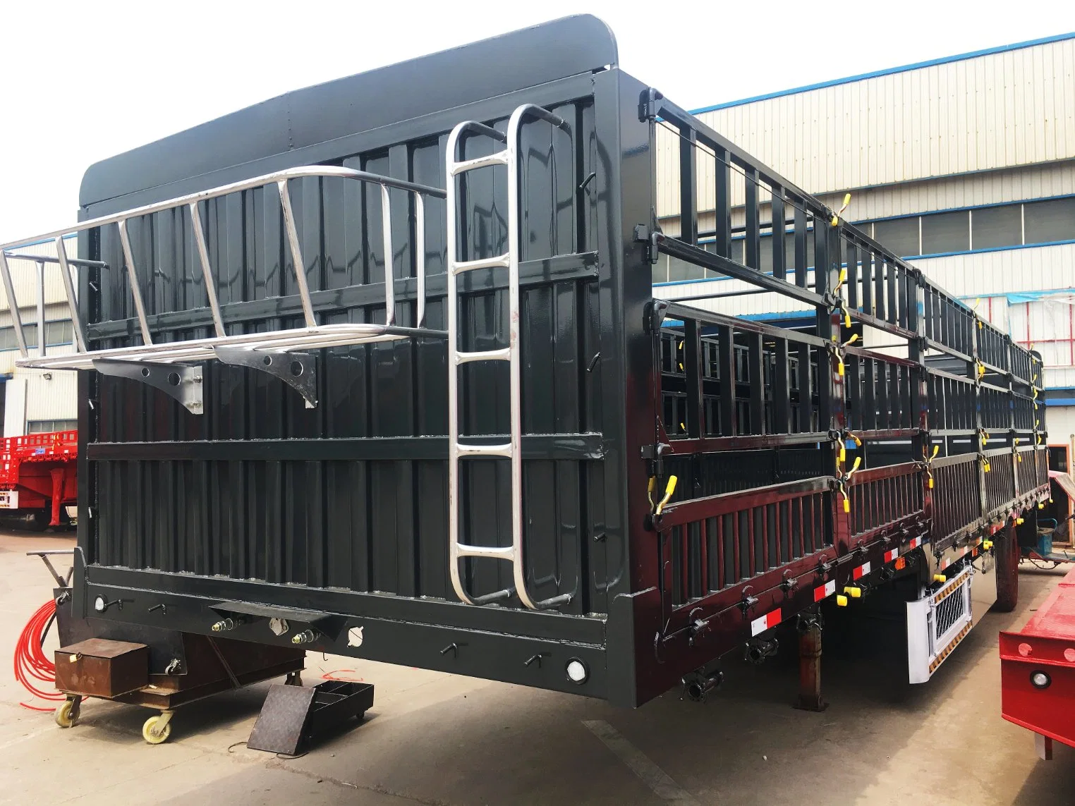 High quality/High cost performance  Fence Semi Trailer Livestock Carrier Truck with 3 Axles Fence Cargo Trailer