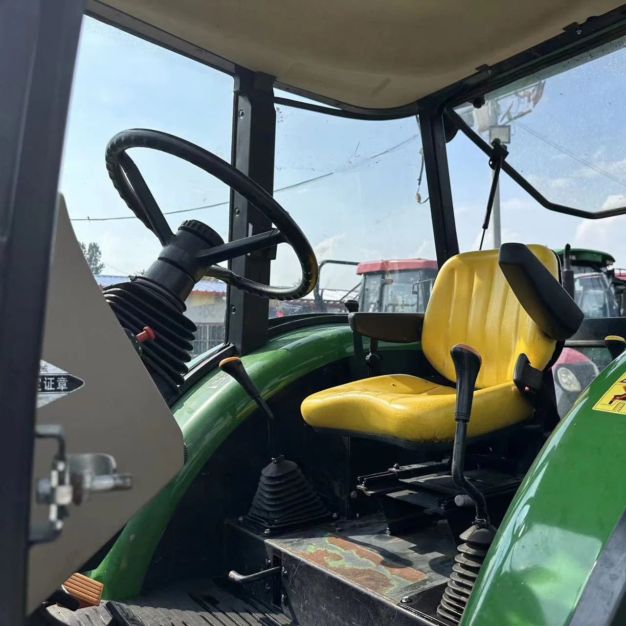 Deere 95HP 4X4 Tracteur à roues pour machines agricoles avec pneus spéciaux utilisé pour la pelouse.