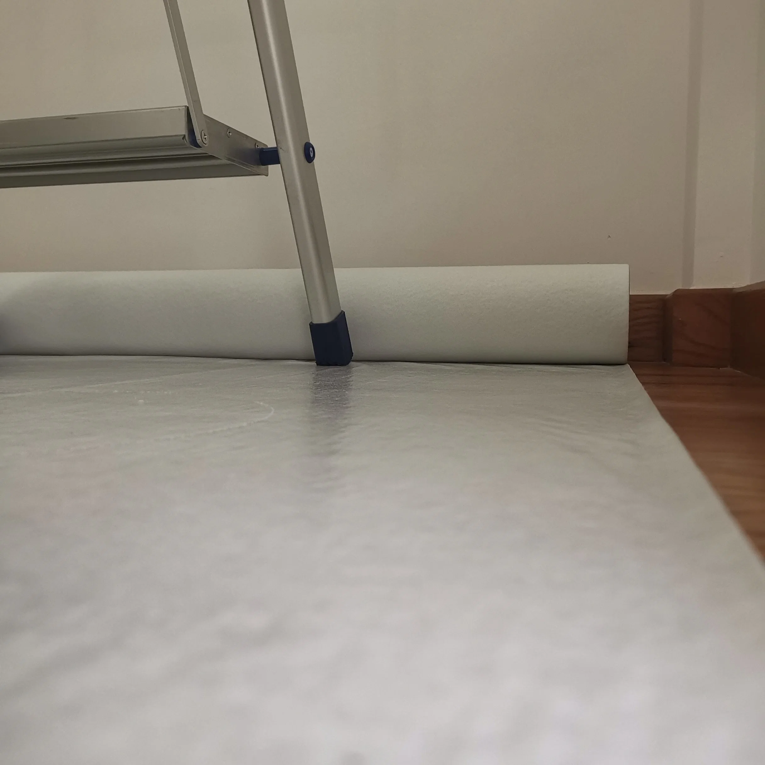 FloorLiner impermeable blanco con fondo adhesivo