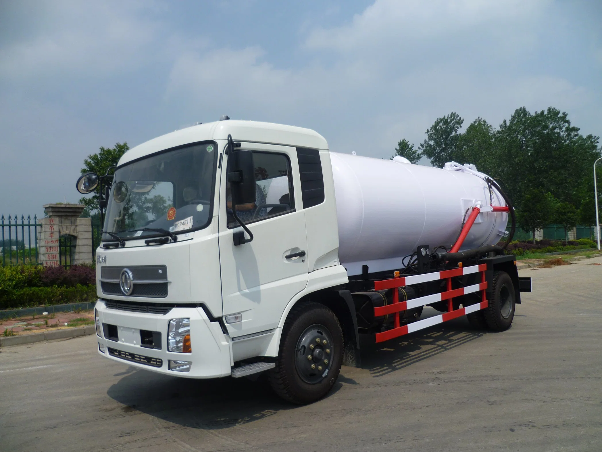 New Arrival Dongfeng Cummins 190HP 10m3 Septic Suction Vacuum Truck Fecal Cesspit Tank Truck Price