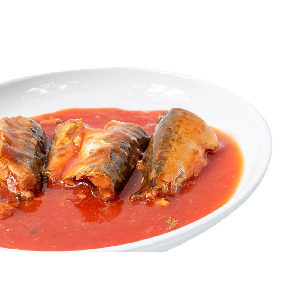 Природных рыб консервированных сардин рыба в томатном соусе из Китая на заводе