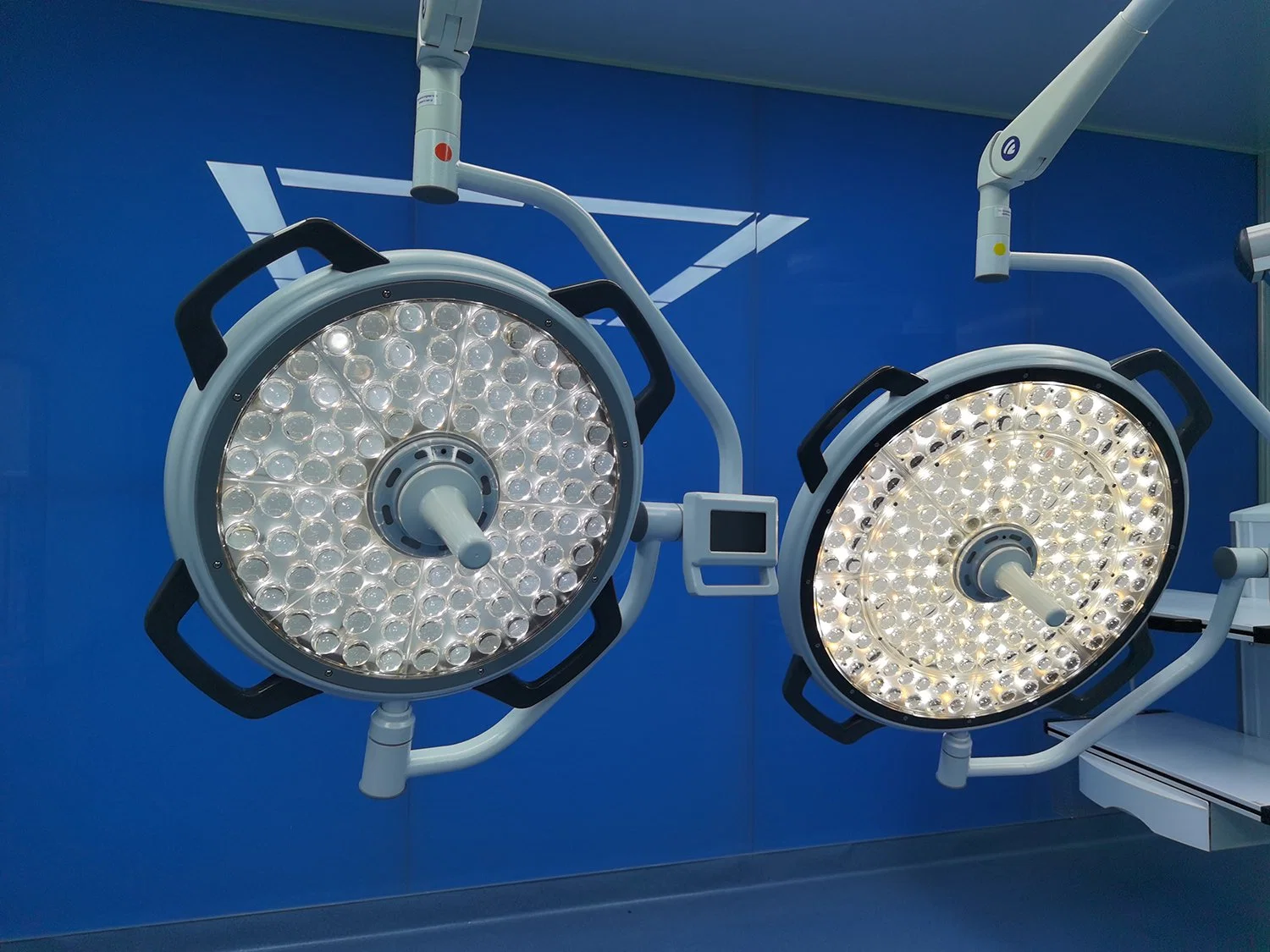 Hospital Double Heads LED Operation Lighting Ceiling Operating Lamp Emergency Equipments Surgical Light Ceiling Mounted Lamp Surgey