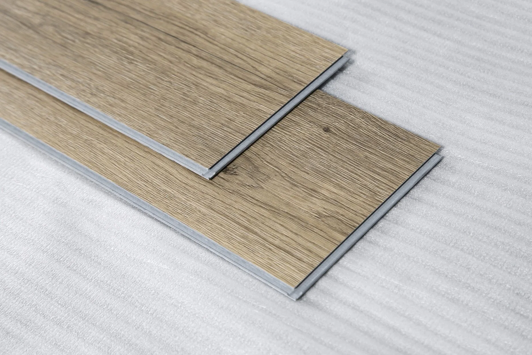 Revêtement de sol en planches de vinyle PVC Spc imperméable sans formaldéhyde pour terrasse.