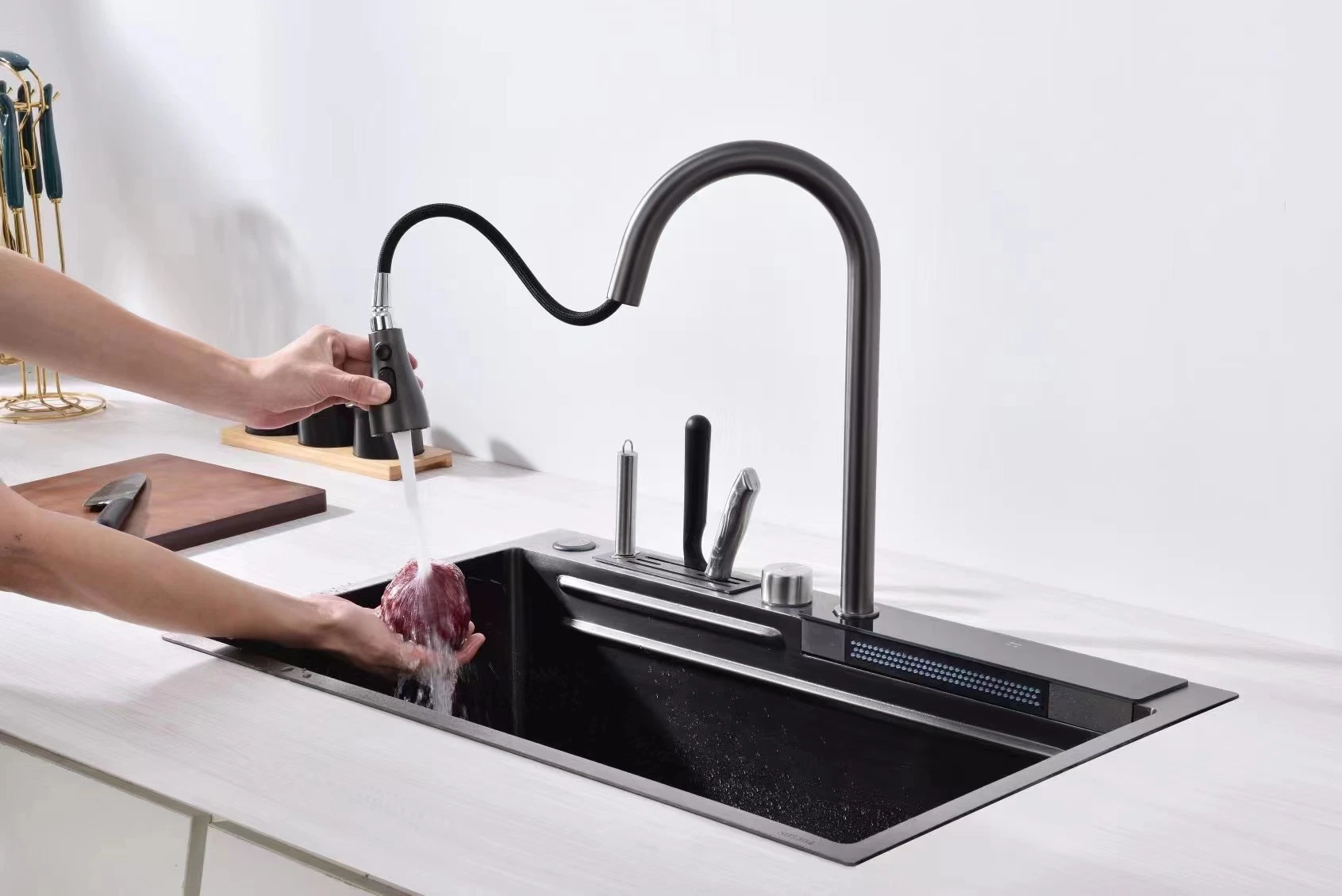 Estilos de diseño de nueva cascada de agua del grifo y fregadero Touchless Kits de la pantalla digital del sensor de grifos de cocina