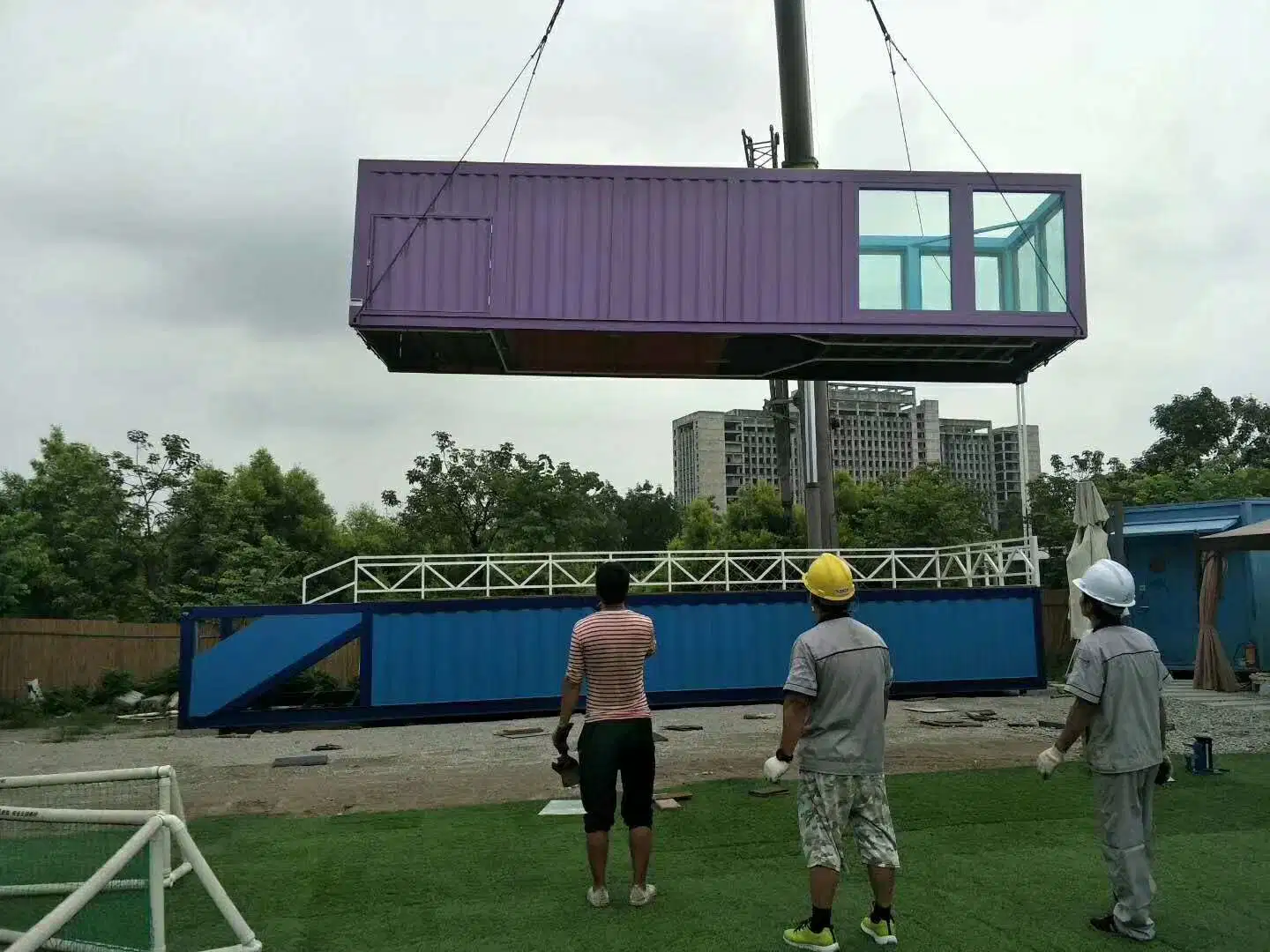 Structure en acier préfabriqués prêts de la piscine.