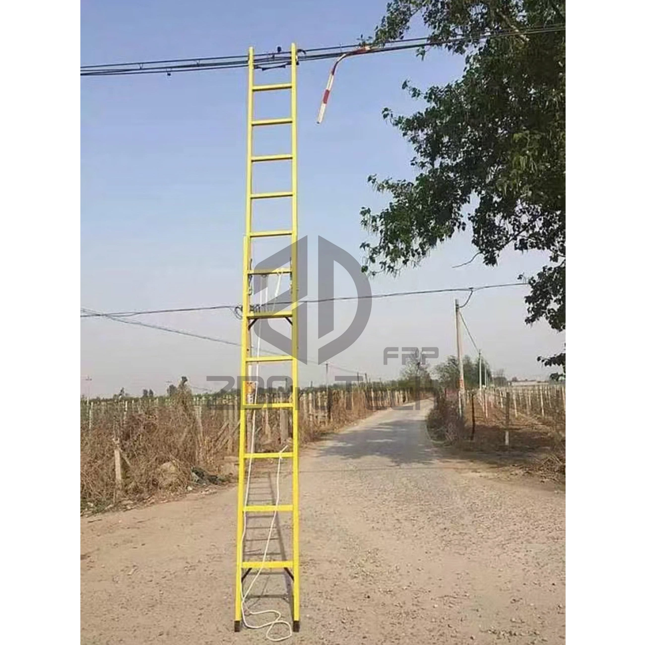 Factory Wholesale/Supplier Customizable 3m-12m Fiberglass Extension Step Ladder with Handrail for Electric Power Maintenance.