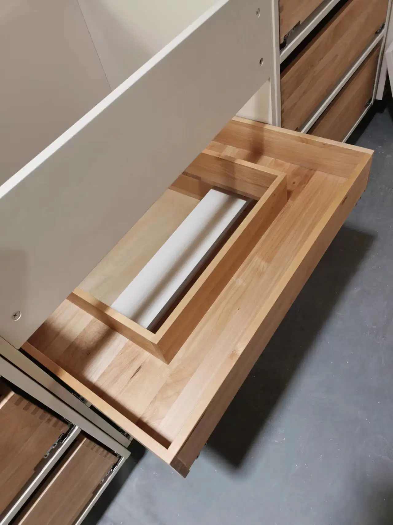 Agitador de estilo americano de madera de puertas armarios de cocina con Blum U metálico cajón bajo fregadero