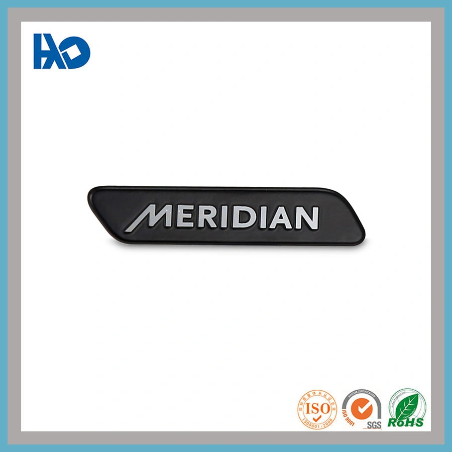 Étiquette en aluminium adhésive avec logo en argent découpé sur mesure et logo en relief.