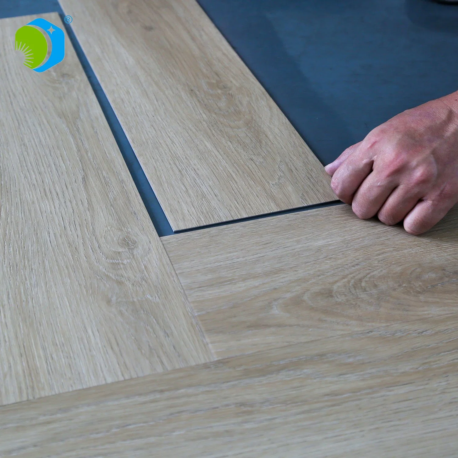 Plancher en PVC Drop and Down personnalisé, couleur imperméable à 100%, revêtement de sol en vinyle à dos sec de 2 mm et 3 mm, revêtement de sol en vinyle à âme en PVC aspect bois en chevrons.