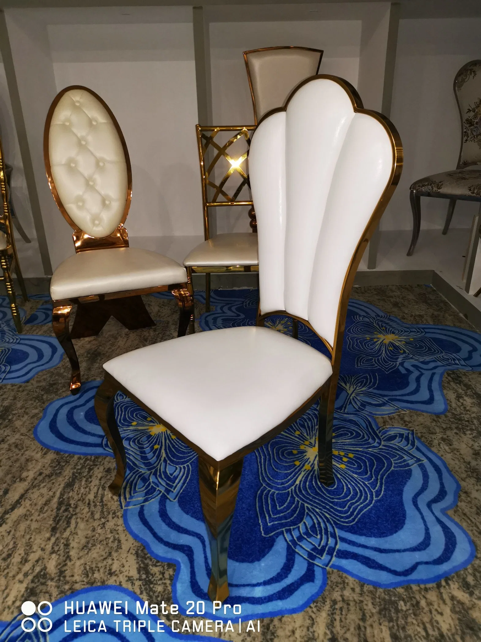 Muebles de hotel chinos modernos Silla de boda de acero inoxidable de metal para eventos de restaurante de comedor al aire libre de oro rosa con respaldo alto estilo Tiffany Chiavari.