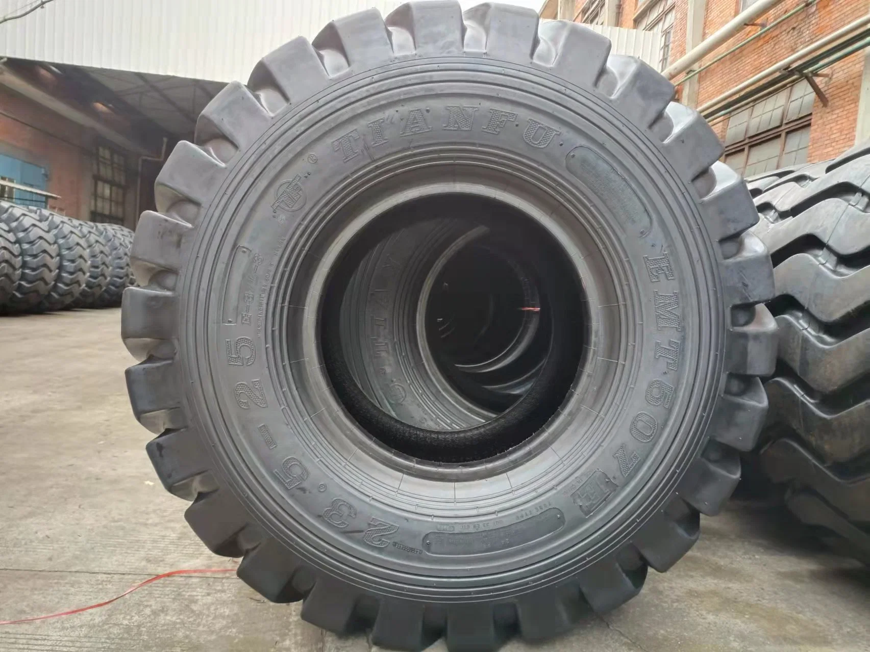 E3/L3 Bias Loader Earthmover 17.5-25, 20.5-25, 23.5-25, 26.5-25 OTR Tyre