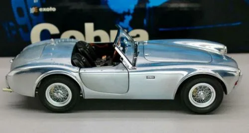 1: 18 1962 Shelby Cobra260 el primer coche en aluminio sin pintar Shelby Logo Modelo de coche a escala