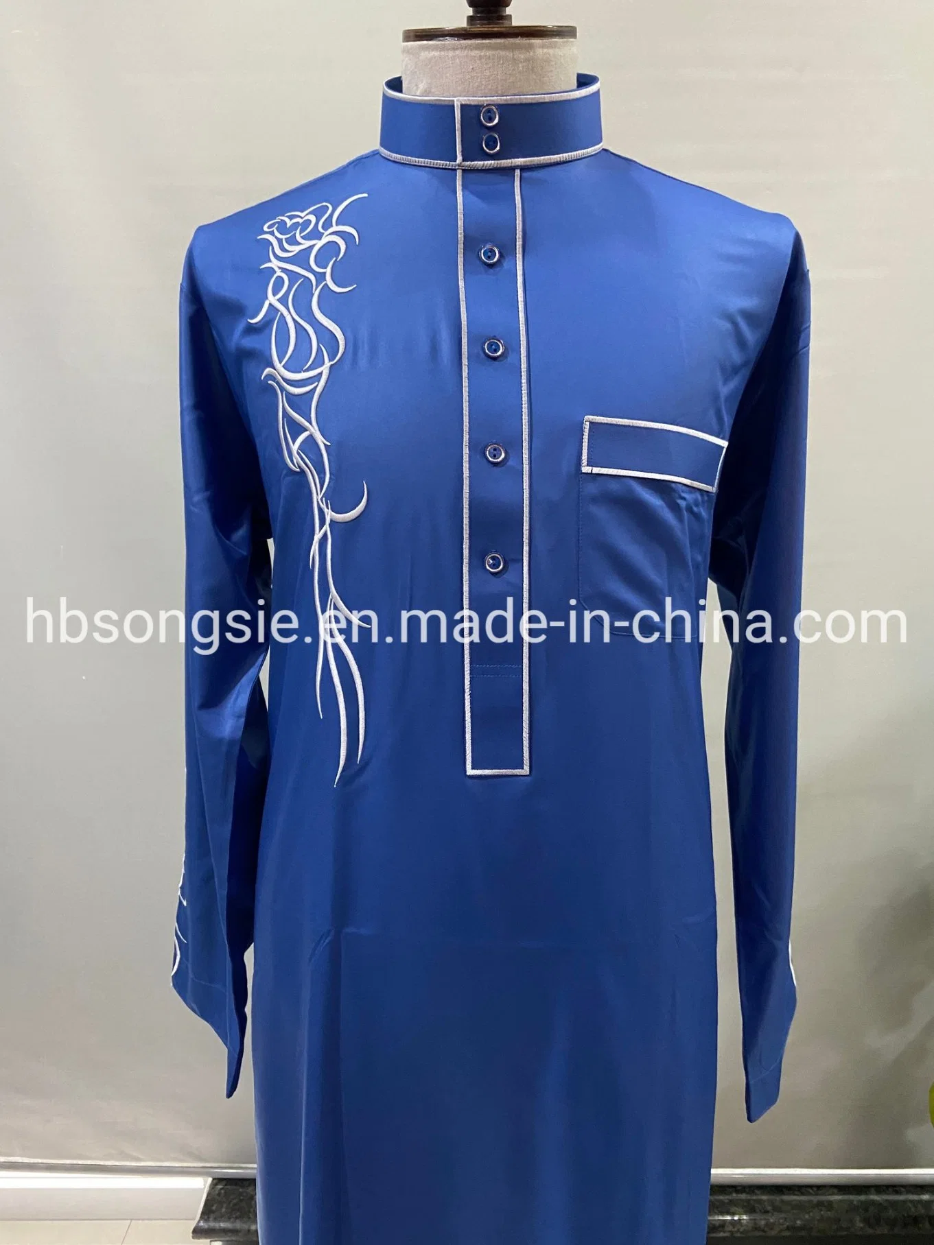 Verano elegante Diseño simple mangas largas Thobe Abaya musulmán islámico Ropa tradicional para hombres vestir