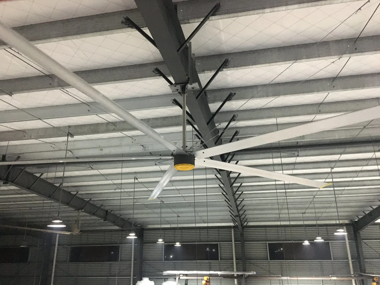 Industrial Hvls Ceiling Fans as Air Blower for Workshop Ventilation and Cooling