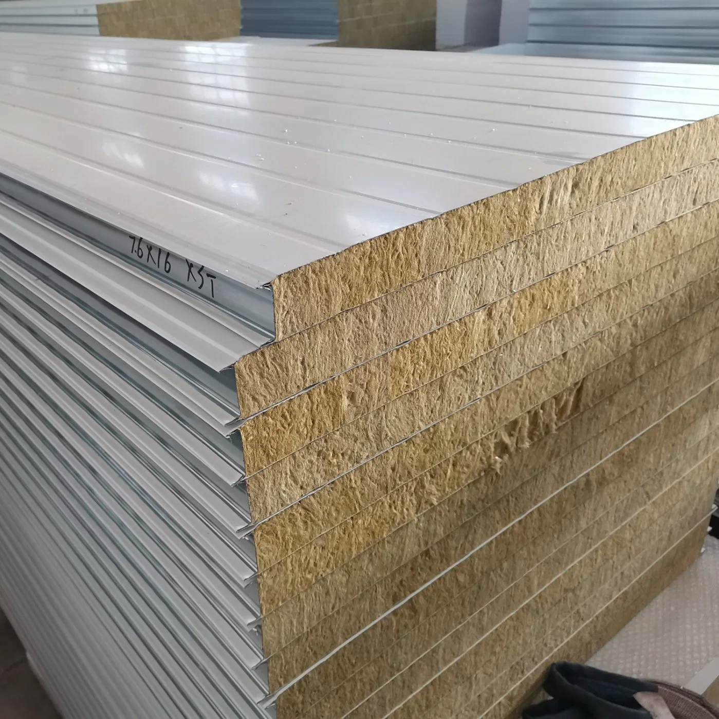 Pu/PIR/[UR/polyuréthane/Rockwool/EPS pour plafond et mur de chambre froide avec les meilleurs prix