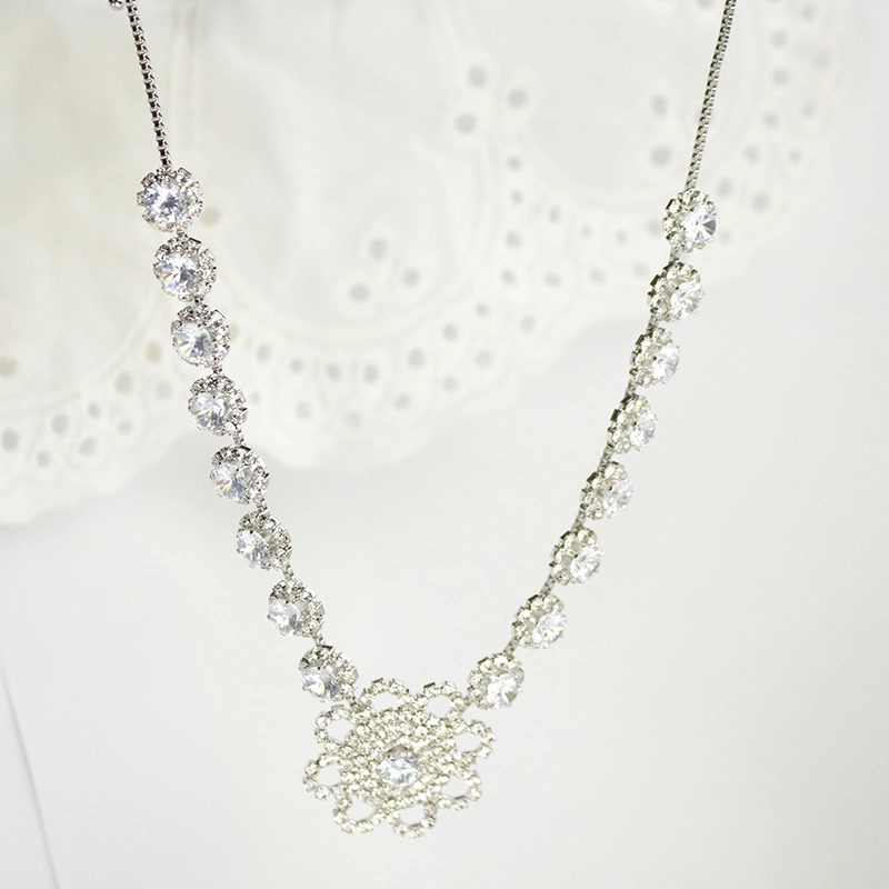 Flower Crystal Diamond Ladies Jewelry Chain Micro Pave Pendant Necklace