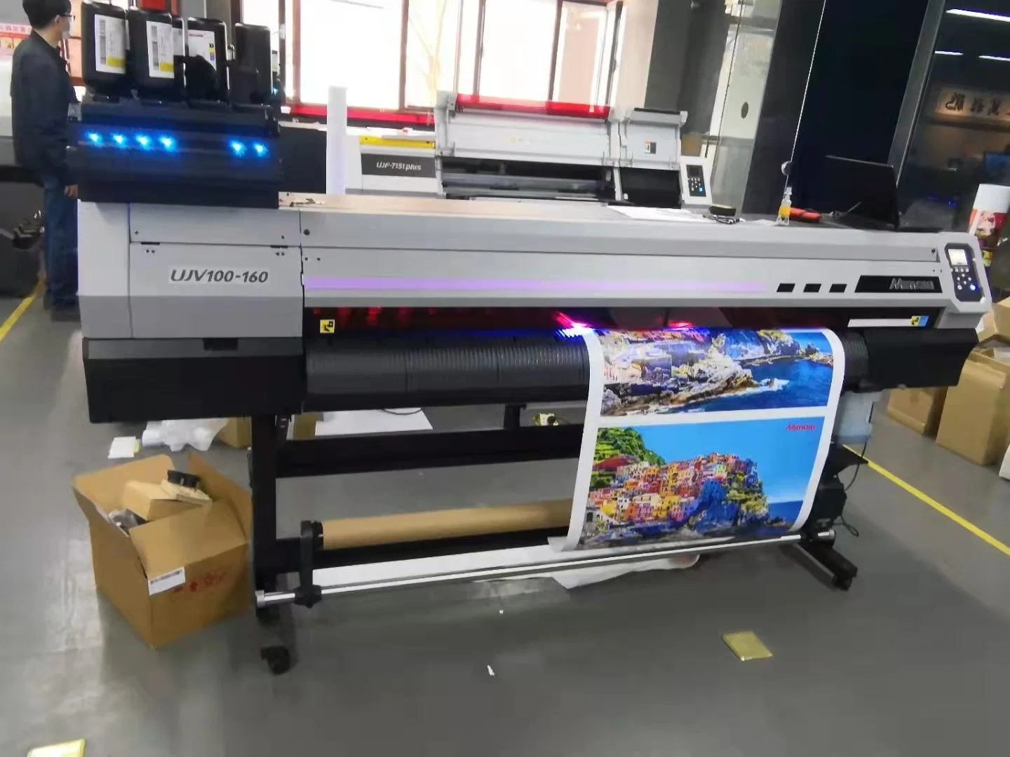 Una verdadera garantía de 64 pulgadas de Mimaki Ujv100-160 LED UV de inyección de tinta de impresora de rollo a rollo