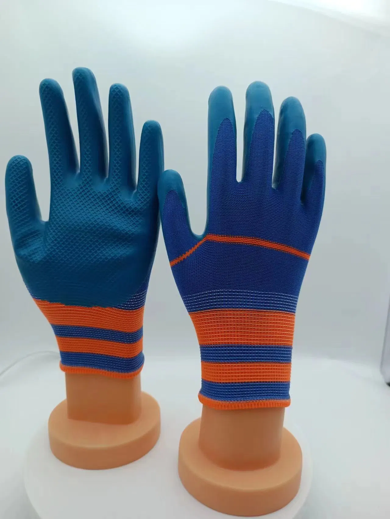 Gants de travail en latex à haute élasticité et à motifs en relief de sécurité.