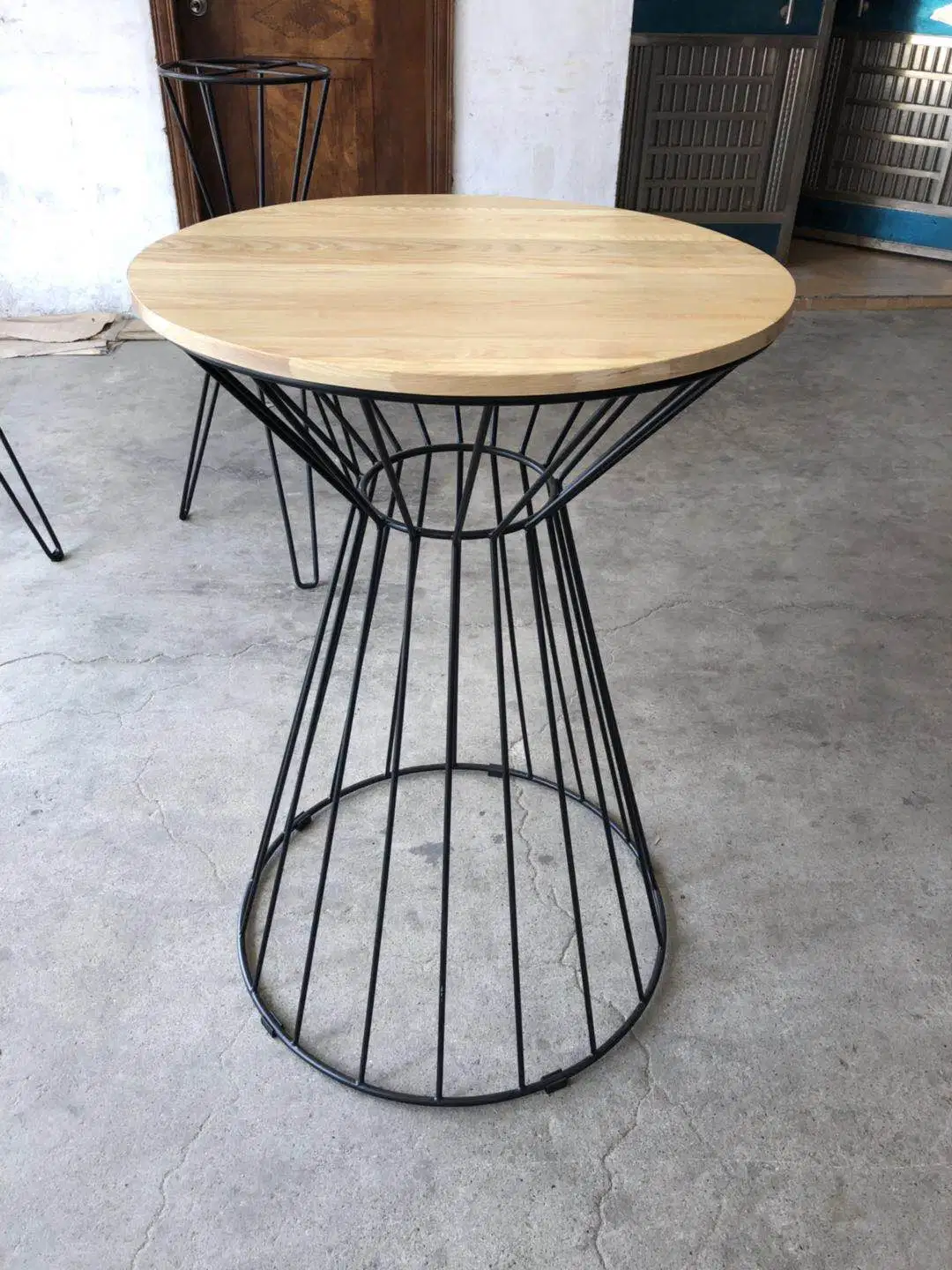 Estilo sencillo, muebles de metal Metal Cable de hierro con una barra de madera Cafe Table