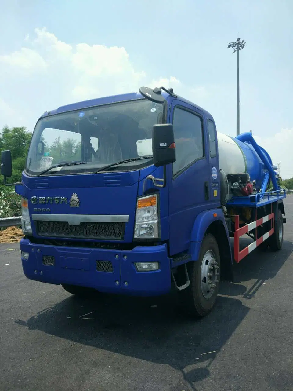 6 Wheel 8, 000liters Sinotruk HOWO Fecal Sewage Suction Trucks