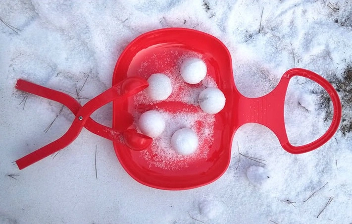 Jeu de Snow ball Toys avec poignée pour enfants Pince à outils pour le combat de boules de neige d'hiver en extérieur avec cordon Sac