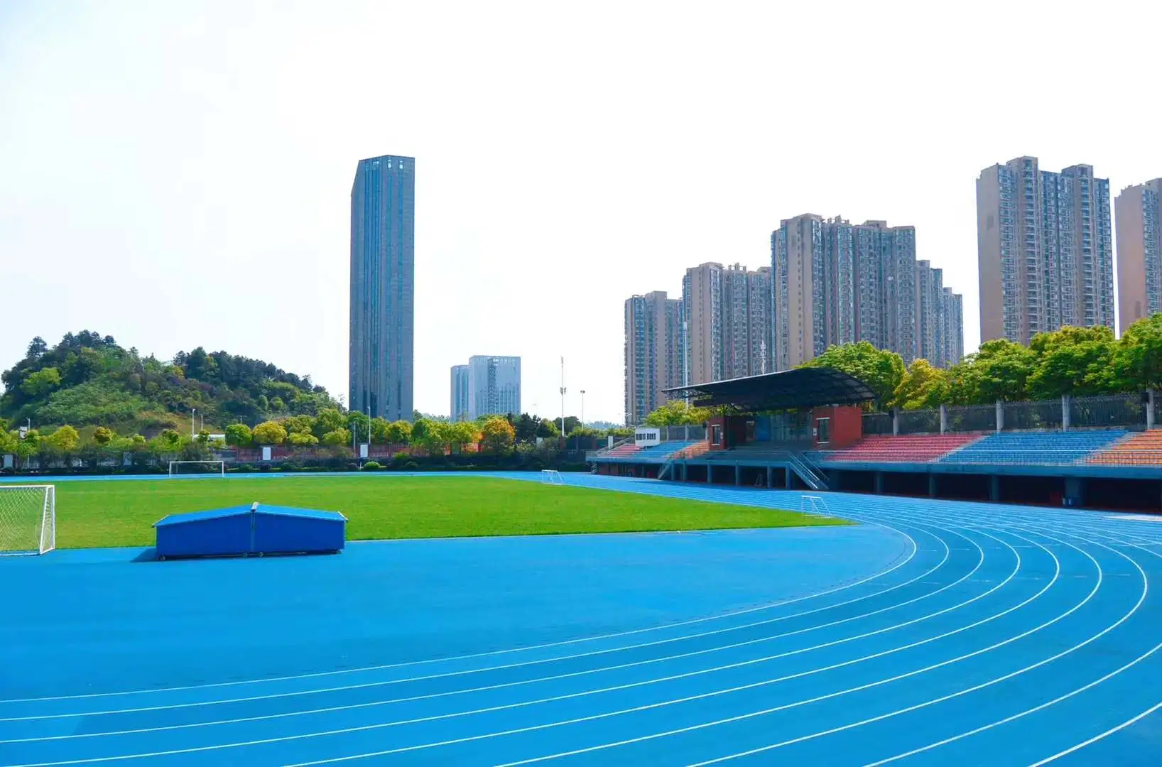 Sandwich System, Impermeablecombines Base Mat with Poured-in-Place Polyurethane Running Track