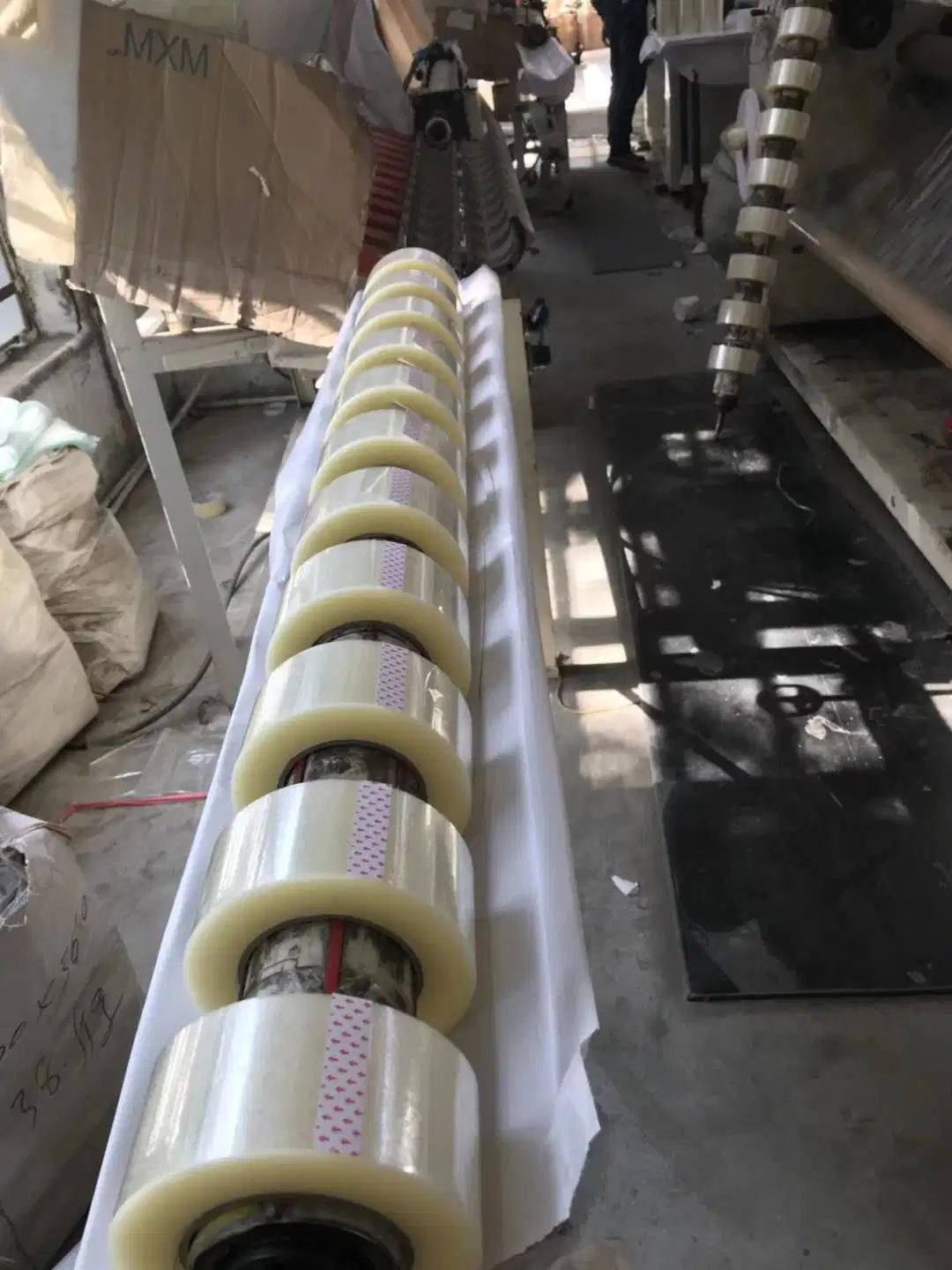 Полуавтоматическая машина для наматывания клеевой ленты машина для наматывания клеевой ленты на режущую ленту из полистилловую полипропиленовая лента