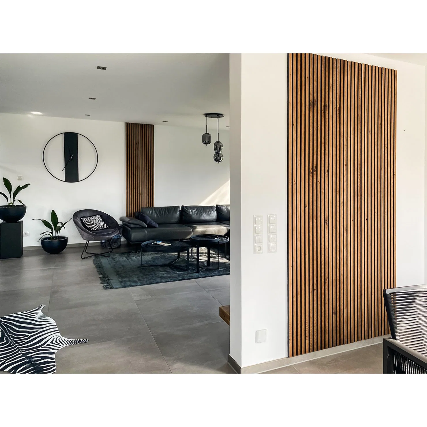 Personalize o tamanho do revestimento em madeira MDF de alta qualidade e alta densidade Ripas para painéis de parede acústica com absorção de som no interior