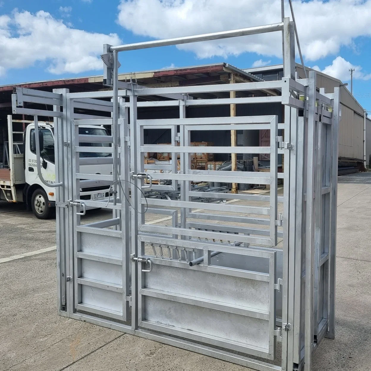 Galvanized Cattle Panel Squeeze Crush Cattle Handling Equipment with Weighing System