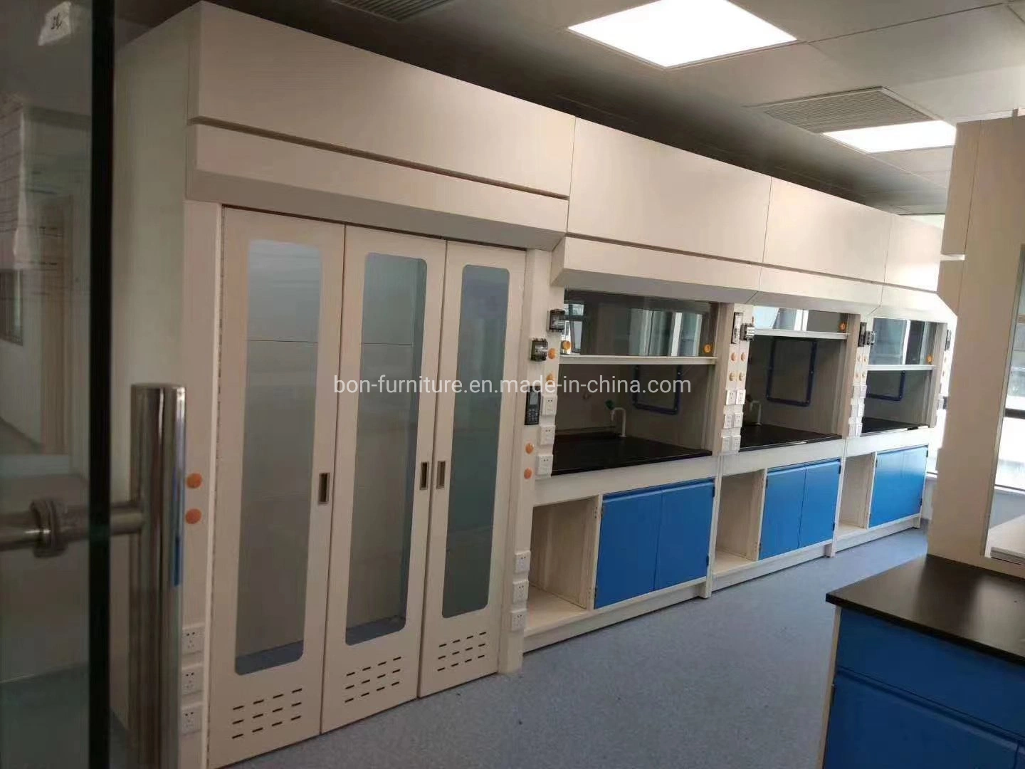 أبواب ثلاثية مثبتة بالأرضية على غطاء Fume Hood