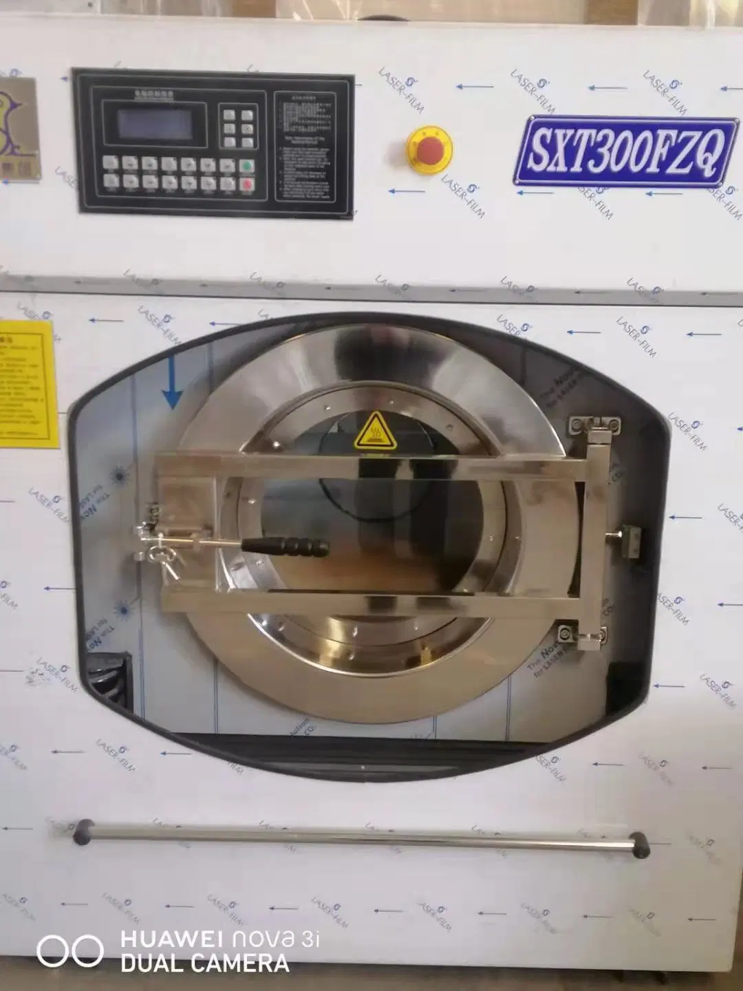 Máquina de lavar totalmente automática para roupas de 30kg.