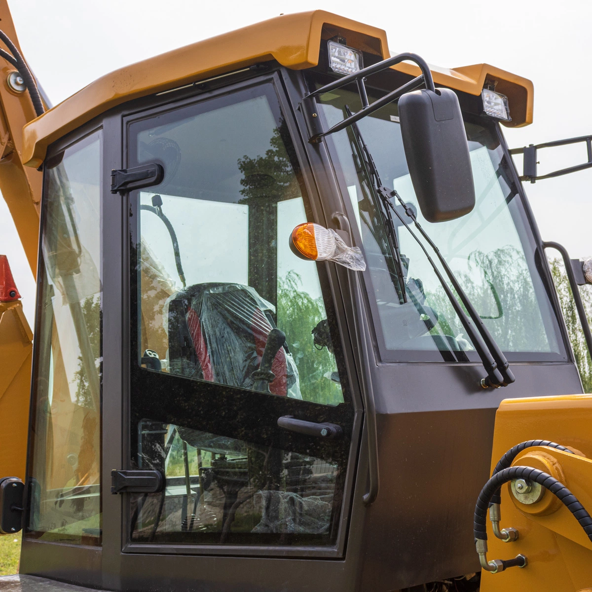 Yaweh Mining Work machine Hydraulic Pilot Control 4WD 1.5ton Backhoe Loader Digger Small Backhoes with 4 In1 Bucket for Sale