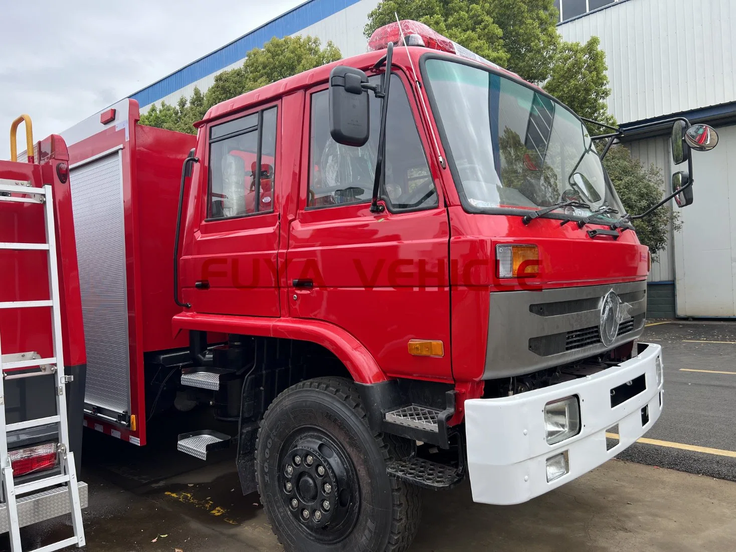 Dongfeng Marca 4*2 10000liters 10cbm camión de lucha contra incendios/agua y espuma Camión de bomberos con buen motor