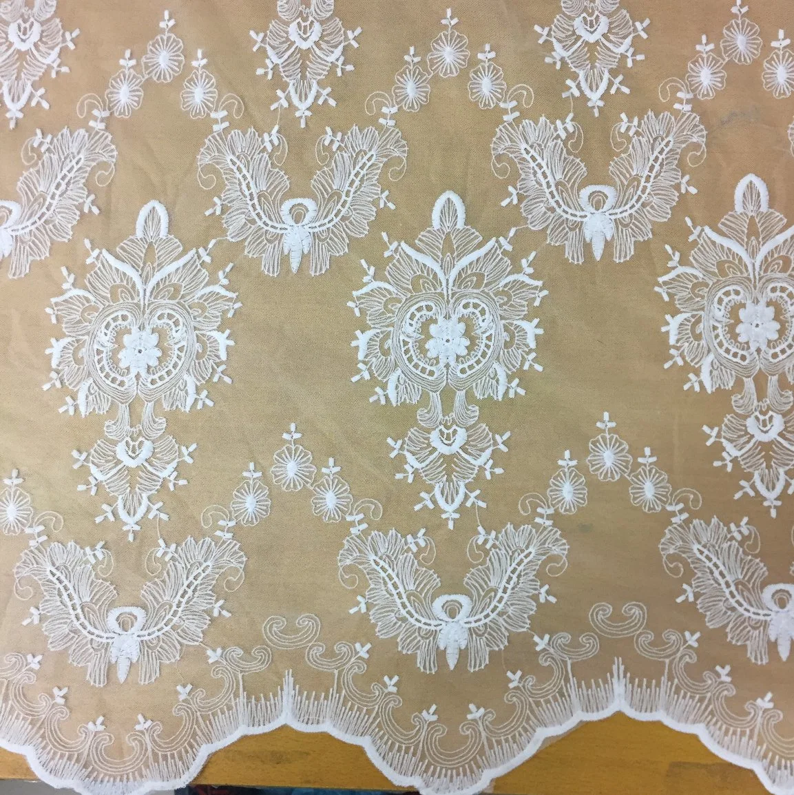 Wholesale/Supplier OEM 100 Cotton Embroidery Tissue Lace Decorative Fabric Dubai Africa Wedding Clothing Accessories