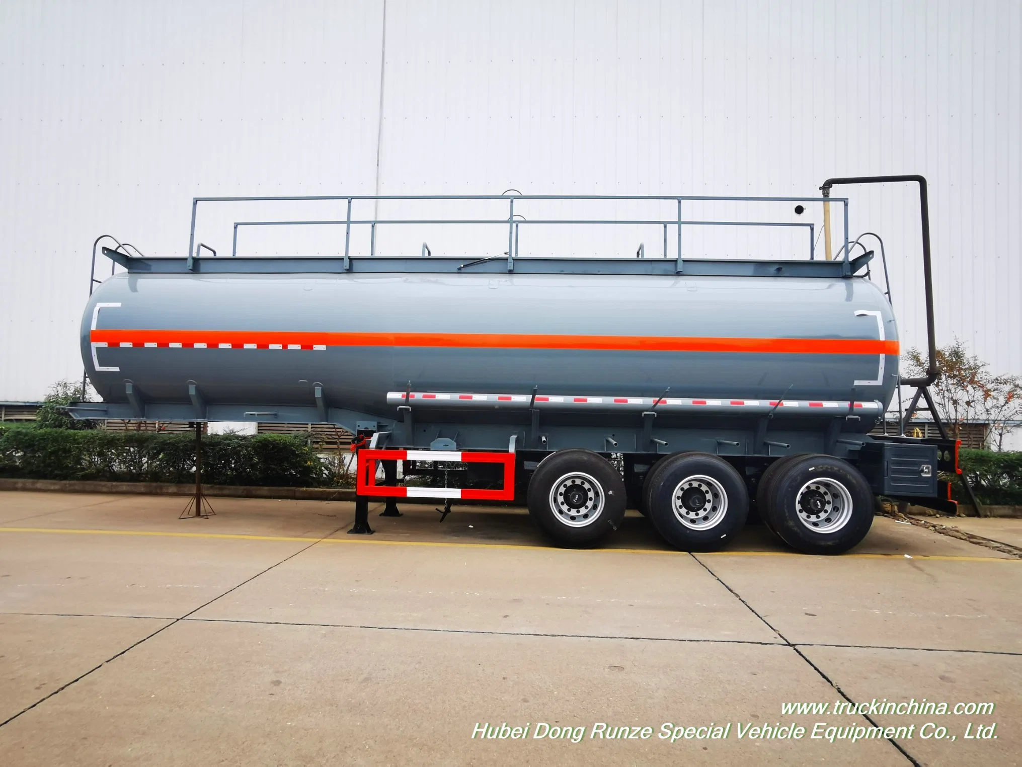 3 Axles 8500 Gallon Tanker Hydrochloric Acid Transport Tank Trailer Lined 16mm PE (L4BH 40Ton Air Rid Optional)