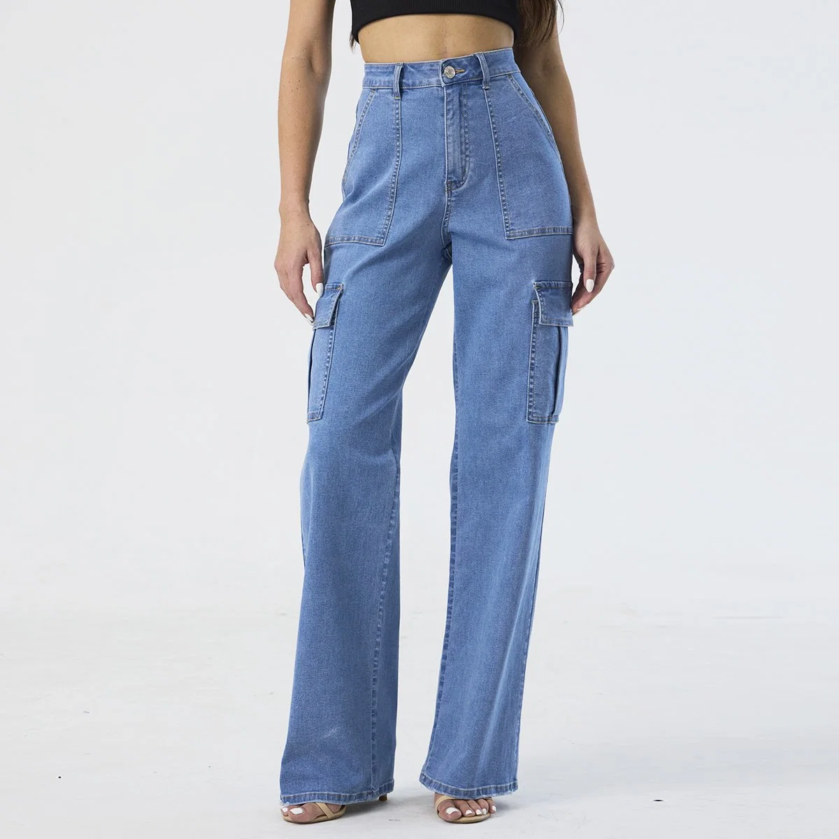 Pantalon en jean pour femmes avec taille haute, poches cargo et coupe droite style boyfriend mom