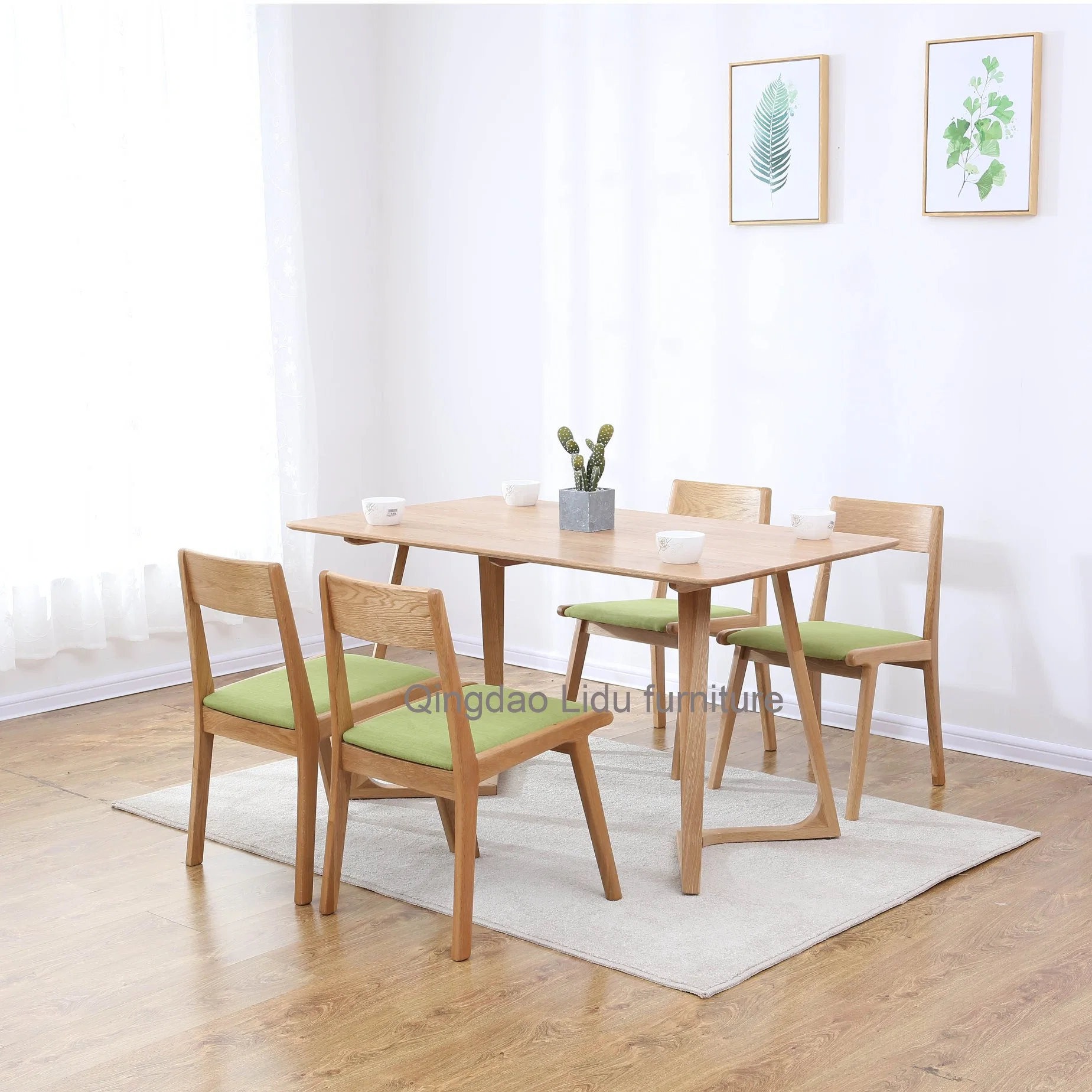 Ensemble de table de salle à manger en bois de gros avec 6 chaises en tissu de rembourrage Table et chaises pour le restaurant
