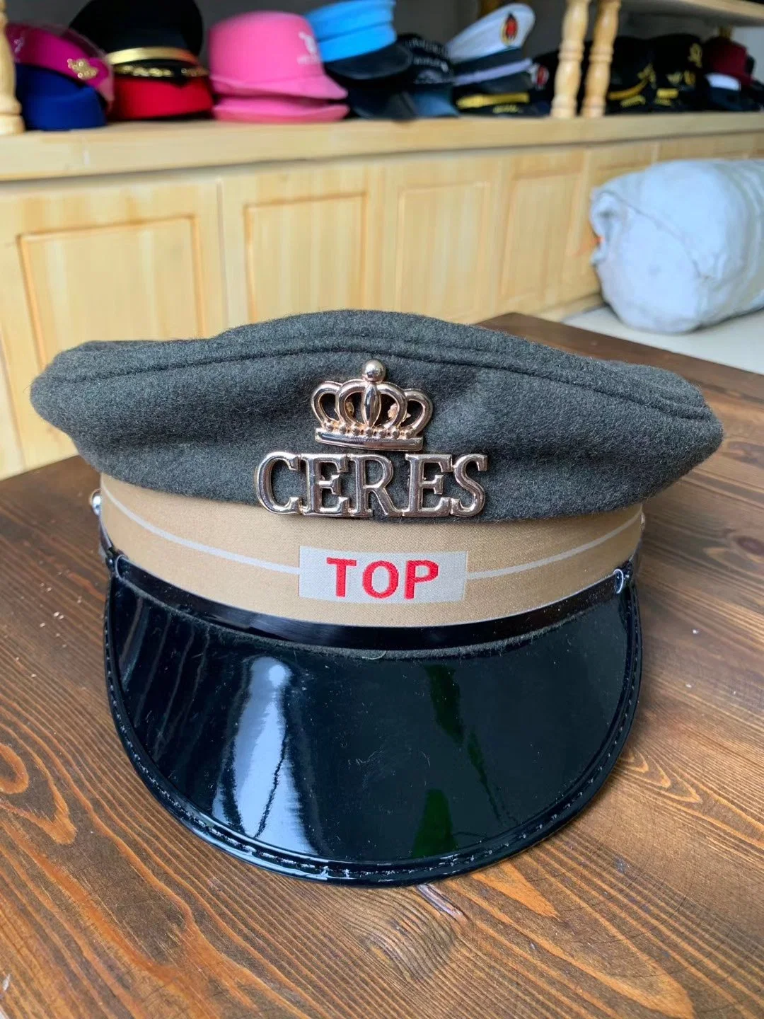 Estilo de las tropas de estilo de la policía de estilo militar con sombrero de ala