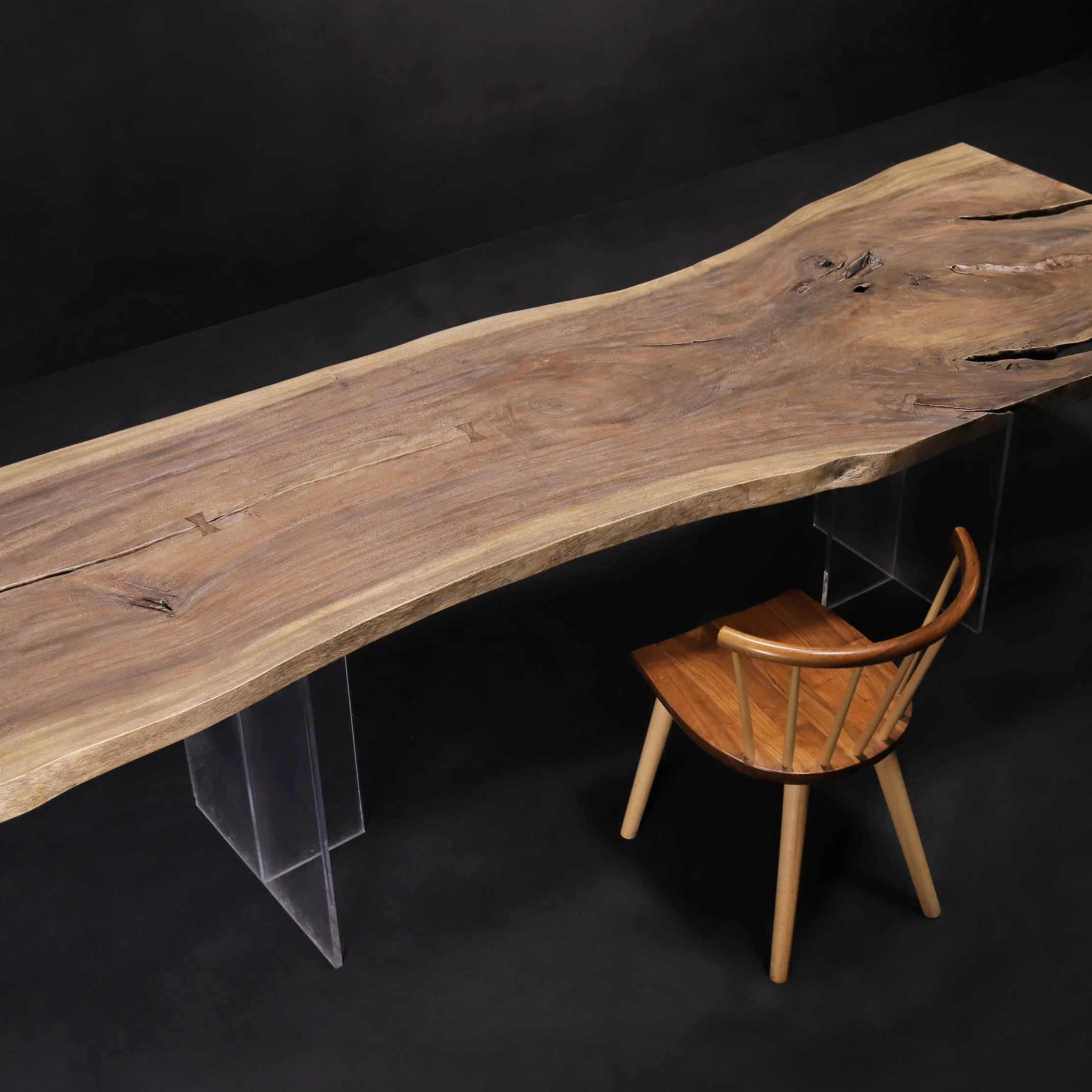 Grande table en bois massif pour conférence avec Live Edge