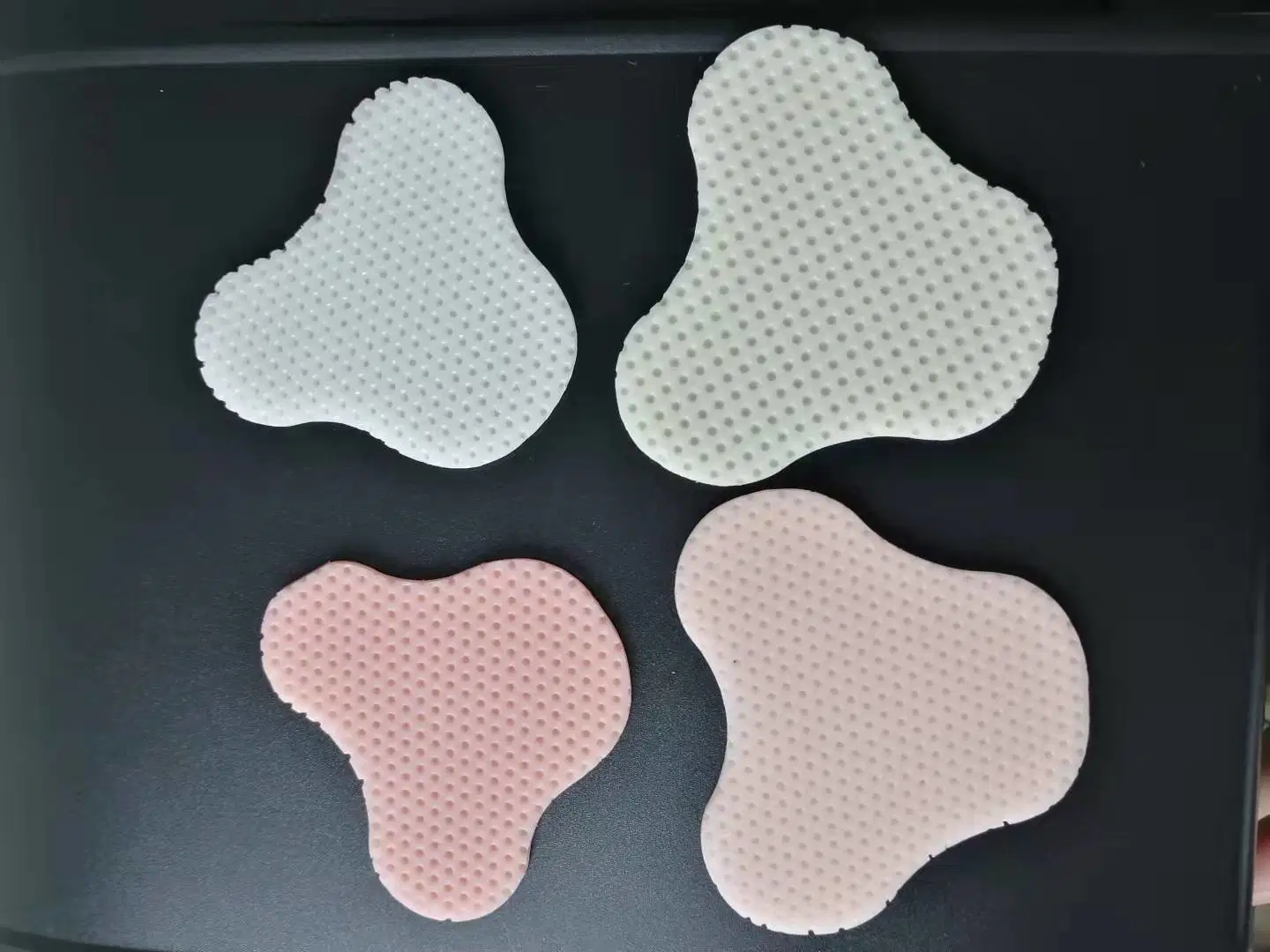 Orthèse nasale thermoplastique orthopédique pour l'immobilisation du nez fracturé.