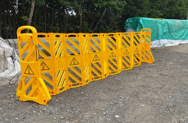 Traffic Barrier and Barrier Gate with Foldable Expandable Queue Fence