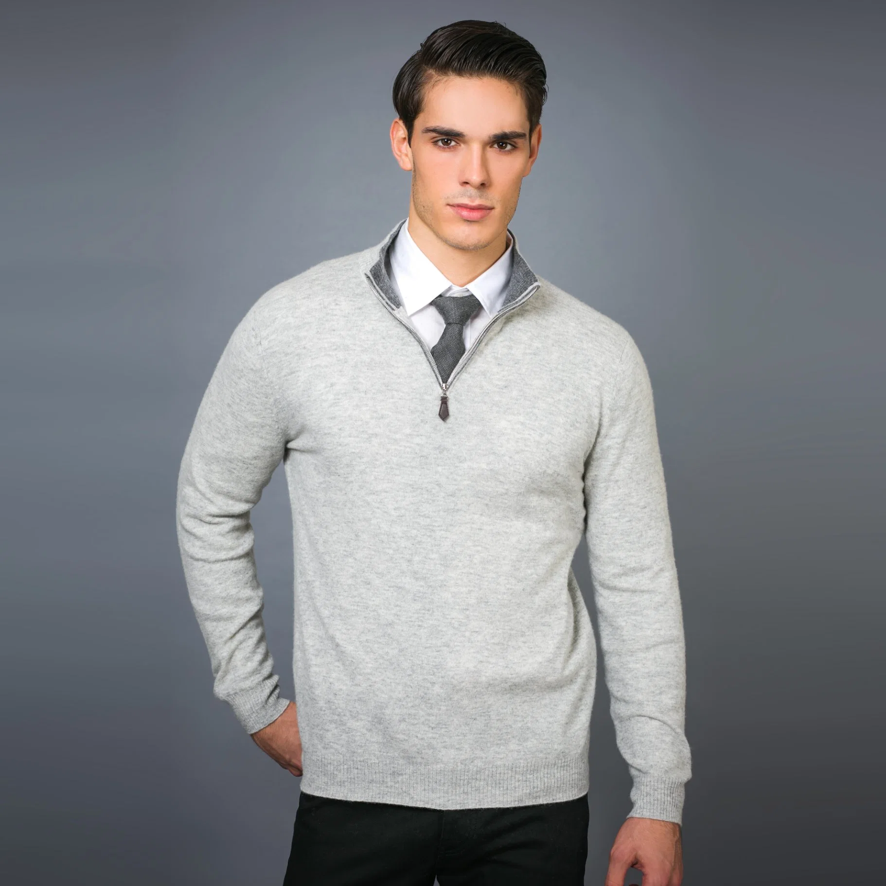 Pull en laine et cachemire pour homme à col montant avec quart de zip et tirette en cuir.